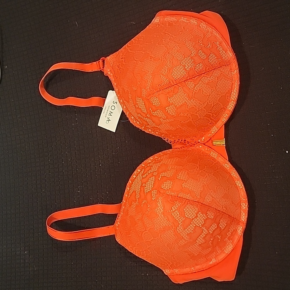 38DD Soma bra